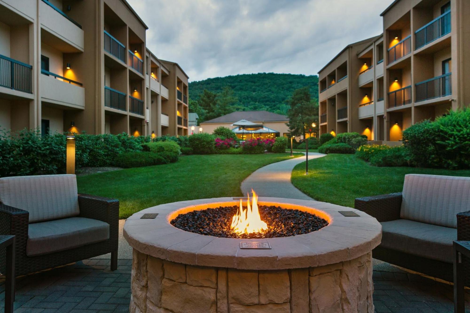 Courtyard By Marriott Mahwah Hotel Buitenkant foto