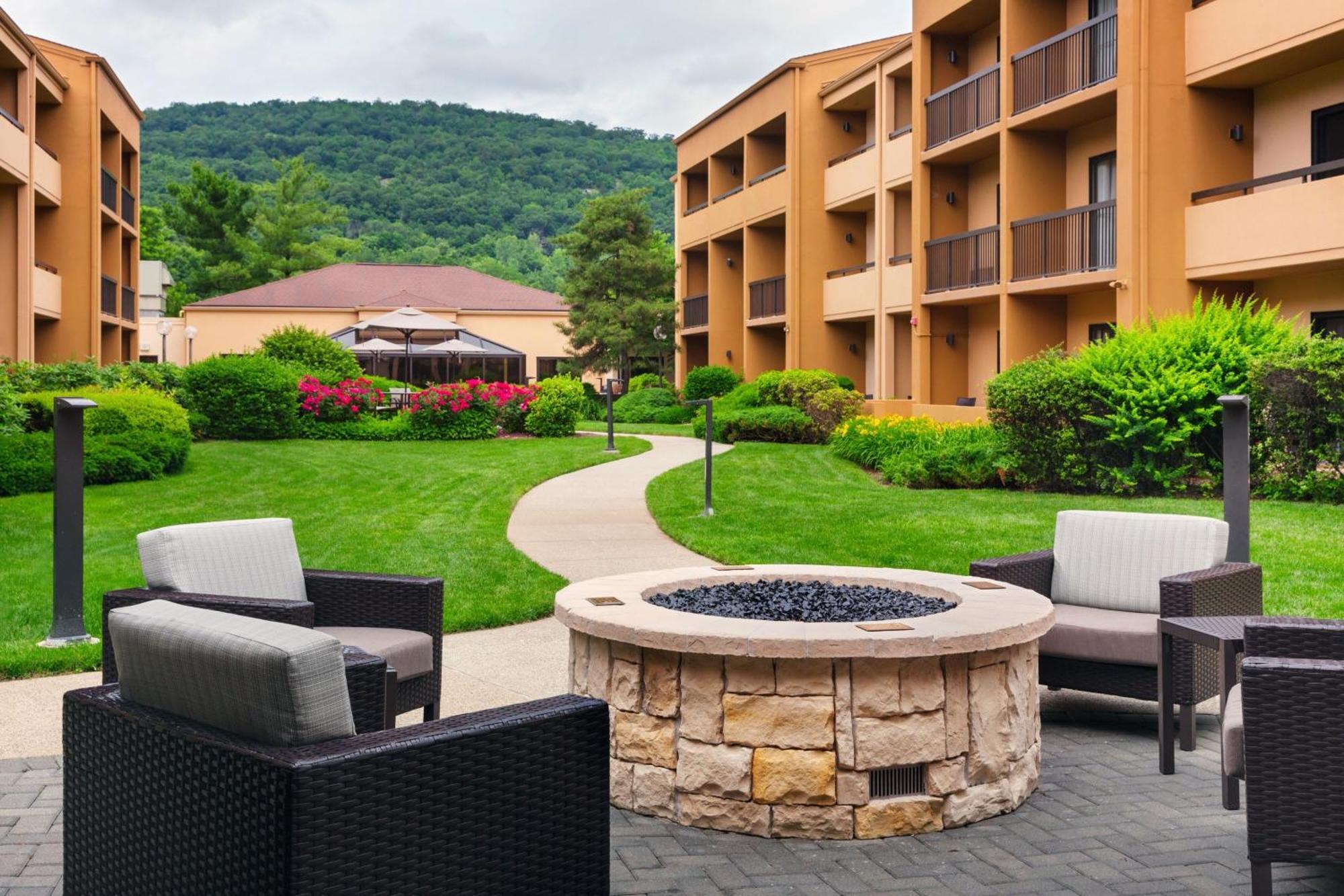 Courtyard By Marriott Mahwah Hotel Buitenkant foto