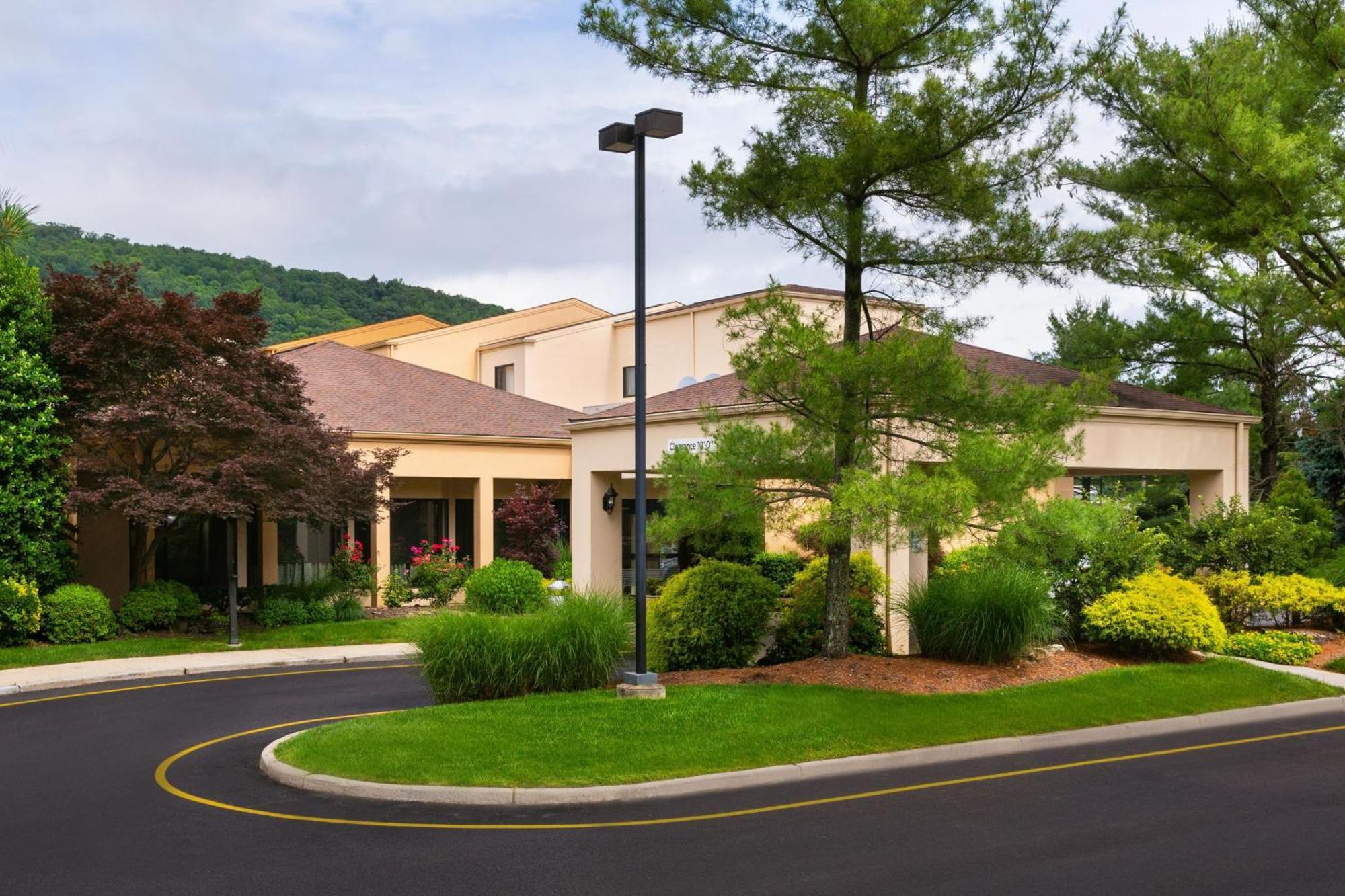 Courtyard By Marriott Mahwah Hotel Buitenkant foto